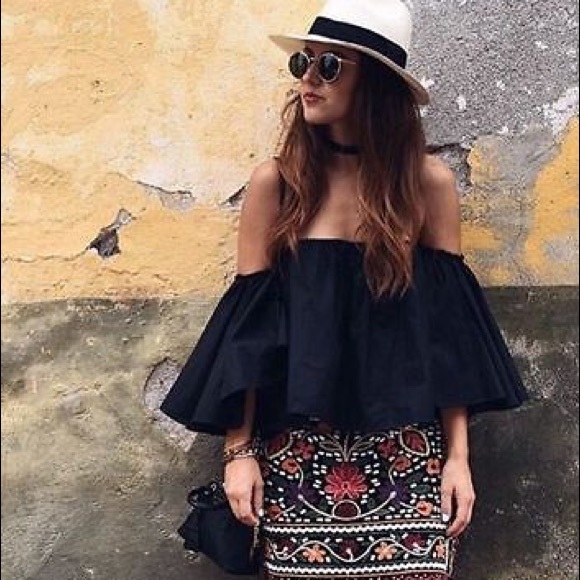 SOLD!!!!  ZARA EMBROIDERED MINI SKIRT SIZE SMALL - Picture 2 of 6